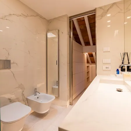Luxury Rooftop Piazza Erbe Apartment *