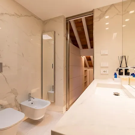 Luxury Rooftop Piazza Erbe Apartment