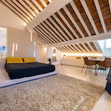 Luxury Rooftop Piazza Erbe Apartment *
